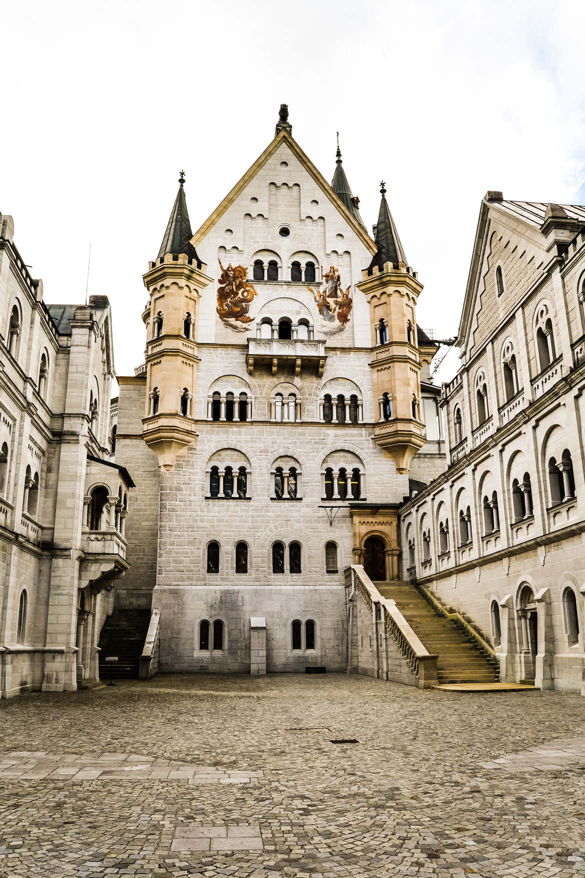 Castello di Neuschwanstein cortile interno - in Viaggio con Monica