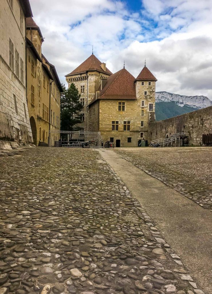 Annecy cortile castello - In Viaggio Con Monica