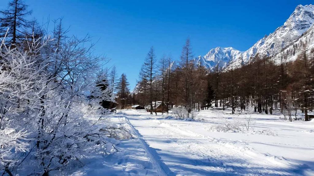 Cosa fare in Val Ferret in inverno - camminare sulla neve
