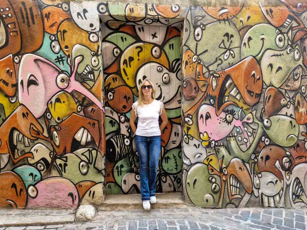 Le Panier Marsiglia - Monica Bruni con fondo murales e street art - In viaggio con Monica