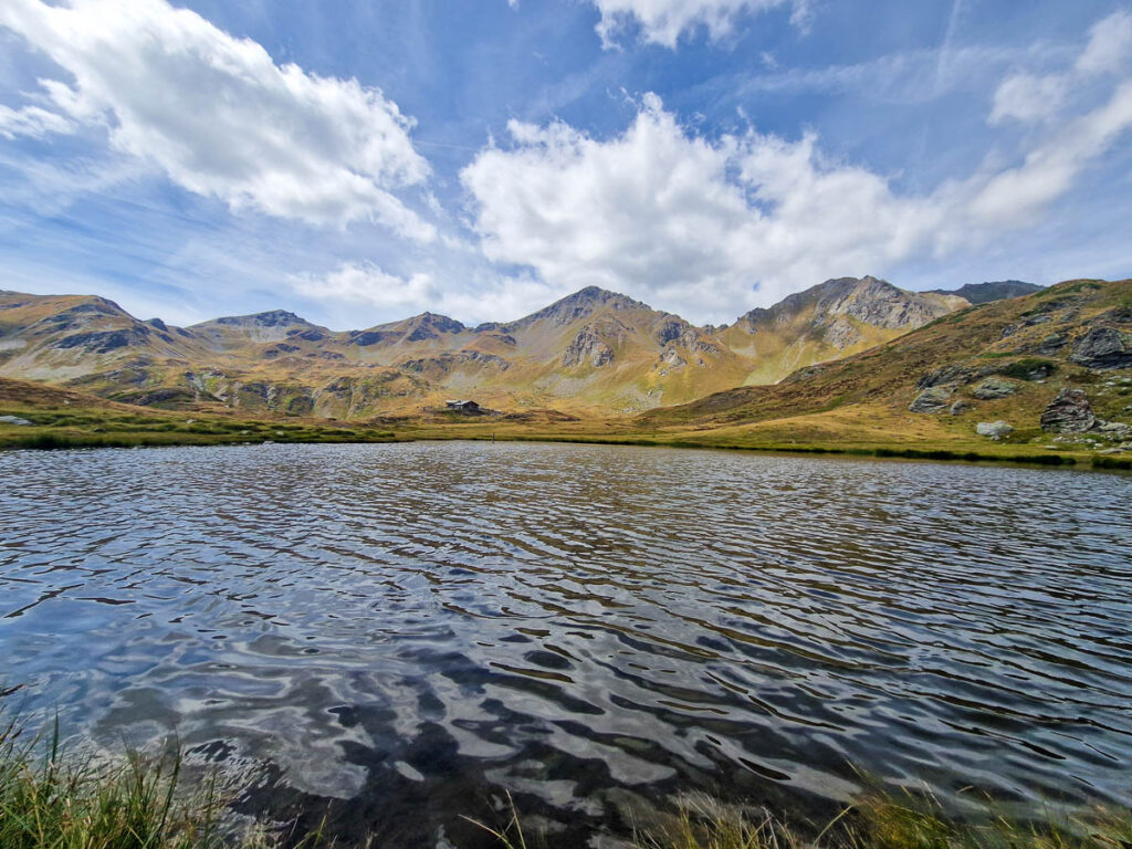 Lago delle Rane con vista sul rifugio Mont Fallère