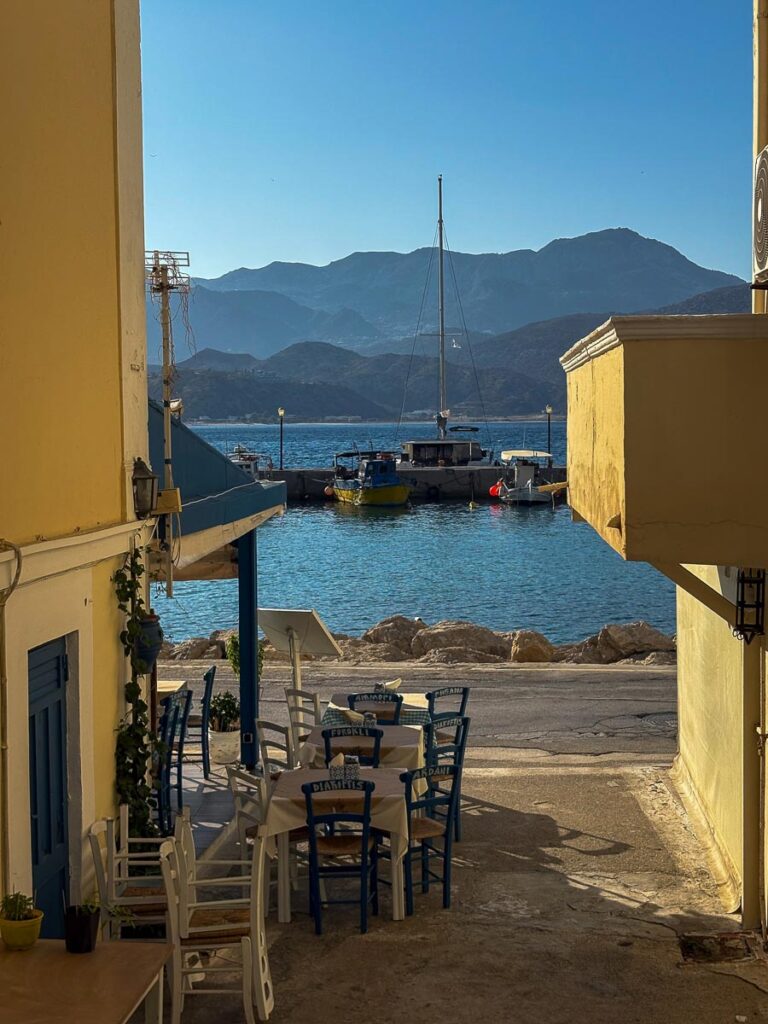 Tavolini sul porto di Karpathos