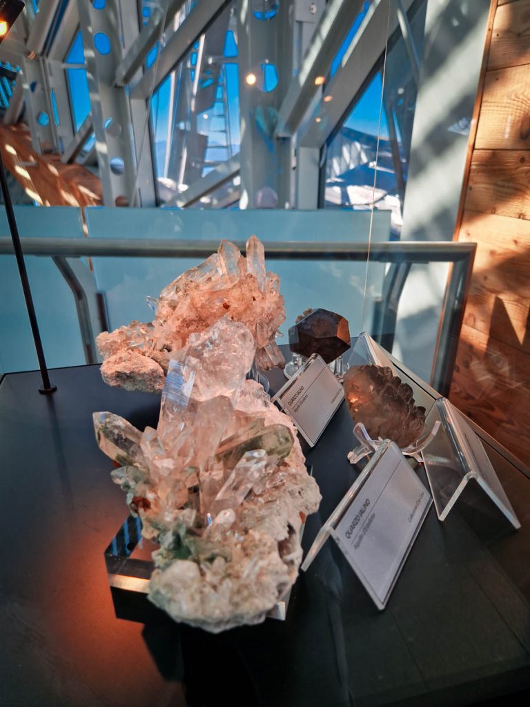Esposizione cristalli Skyway Monte Bianco Punta Hellbronner