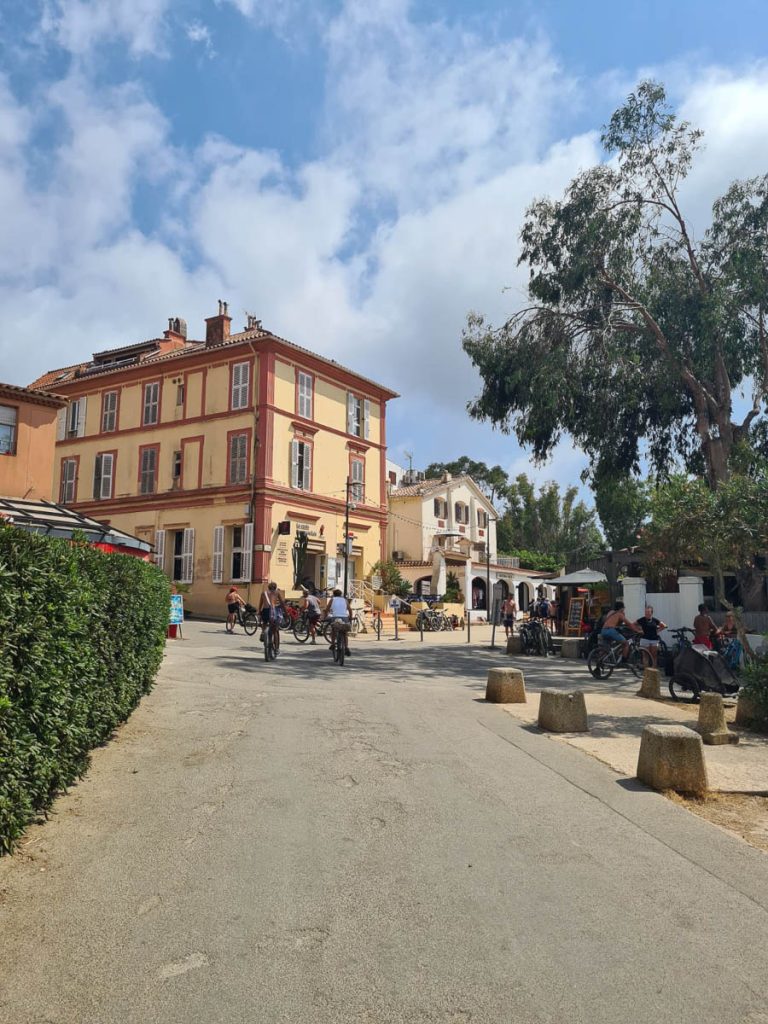 Porquerolles arrivo villaggio e bici