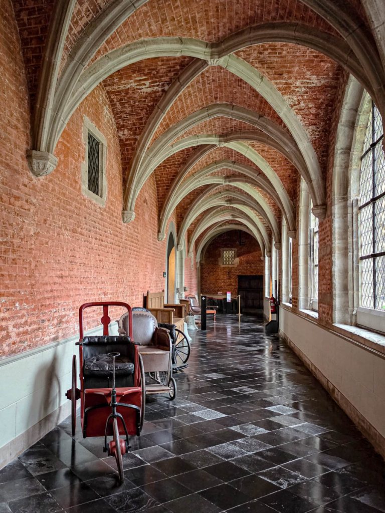 Chiostro gotico dell'Hôpital Notre-Dame à la Rose a Lessines con gallerie ad arcate e vetrate