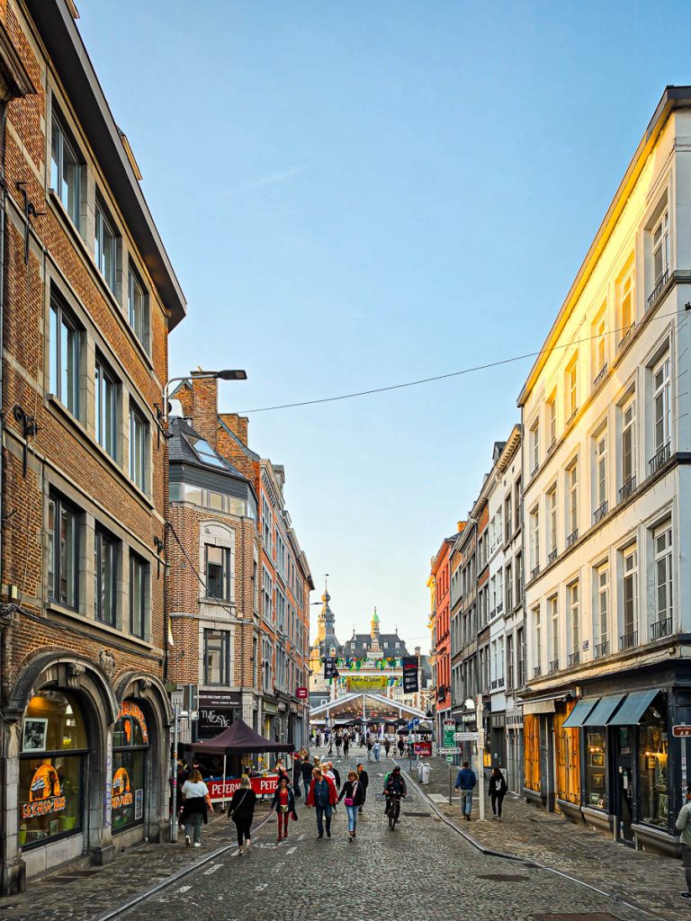 Vie animate del centro storico di Namur
