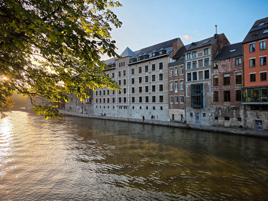 Mosa al tramonto a Namur con le facciate degli edifici illuminate dalla luce dorata