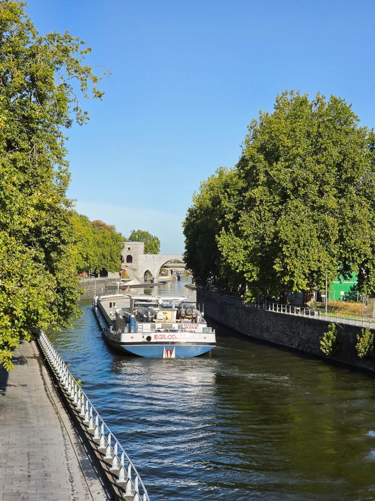 Pont des Trous e chiatta sulla Schelda a Tournai
